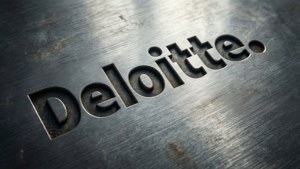 Deloitte 標誌壓印在帶有刮痕和磨損的拉絲金屬表面上