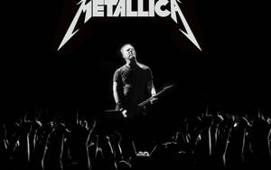 Metallica 主唱現場表演，觀眾舉起手臂