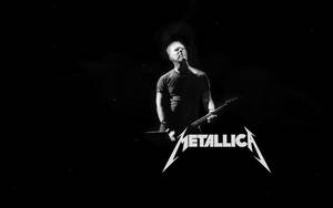 Metallica結他手在星空下表演，附有樂隊標誌。