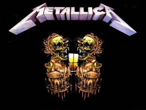 兩個被鎖鏈束縛的金色頭骨，眼睛發光，在 Metallica 標誌下。