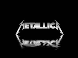 Metallica 標誌倒映在黑色背景的水面上
