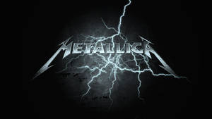 Metallica 樂隊標誌，在深色紋理表面上帶有閃電。