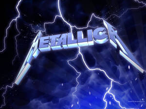 在深藍色風暴天空中有閃電的 Metallica 標誌。