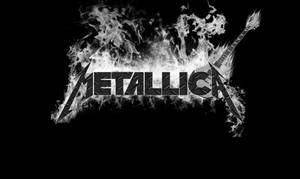 Metallica 標誌被火焰包圍，帶有燃燒的結他