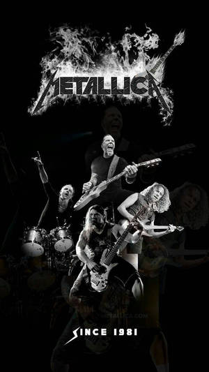 Metallica 樂隊在火焰標誌下彈奏結他和打鼓。