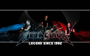 Metallica 樂隊在舞台上進行現場表演，配有動態燈光和標誌。