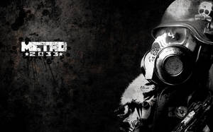 戴防毒面具的士兵在帶有紋理的深色牆壁前持步槍，牆上有 Metro 2033 標誌。