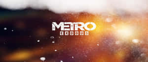 Metro Exodus 遊戲標誌，發光文字和浮動粒子在熾熱背景上。 — 地鐵：離去 壁紙
