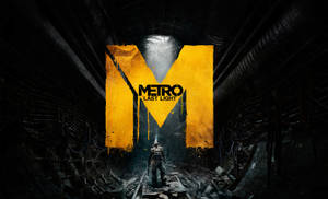 在發光黃色Metro Last Light標誌下的廢棄地鐵隧道中的士兵。