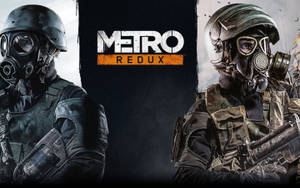 兩名戴著防毒面具的武裝士兵夾著 Metro Redux 遊戲標誌。