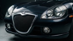黑色MG跑車的前格柵和頭燈近距離特寫。