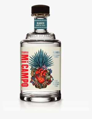 一瓶帶有彩色插圖標籤的 Mi Campo Blanco 龍舌蘭酒。