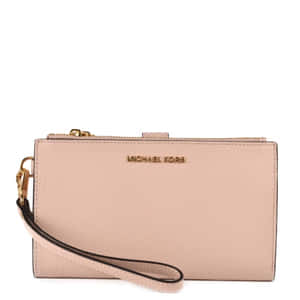粉紅色皮革 Michael Kors 手腕包，配有金色拉鍊和手腕帶。 — iPad 第10代 壁紙