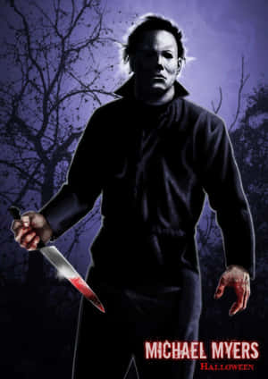 Michael Myers 在紫色天空下，手持血淋淋的刀，與光禿禿的樹木。