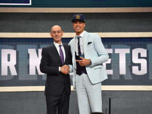 兩名男子在籃球選秀舞台上握手，背景有「NETS」。
