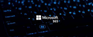 帶有 Microsoft 365 標誌的藍色發光鍵盤特寫。