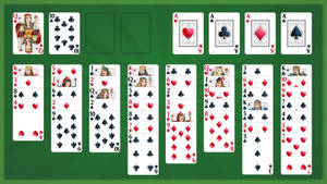 數位接龍卡牌遊戲，卡片排列在綠色毛氈桌上。