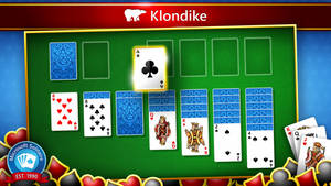 Microsoft Solitaire 克朗代克紙牌遊戲，紙牌排列在綠色桌子上。