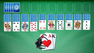 蜘蛛喺綠色氈桌上嘅 Ace 同 King of Hearts 啤牌上面。