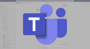 Microsoft Teams標誌，帶有抽象藍色形狀，位於模糊的聊天視窗之上。