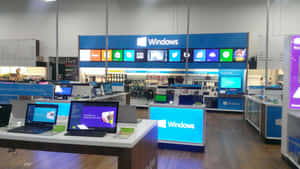 Windows品牌電子產品店，展示手提電腦和數碼顯示器。