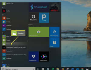 Windows開始功能表，相片應用程式在海灘桌布背景上突出顯示。