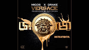 金色美杜莎頭從 Versace 皮帶上滴落，黑色背景上有藝術家鳴謝。