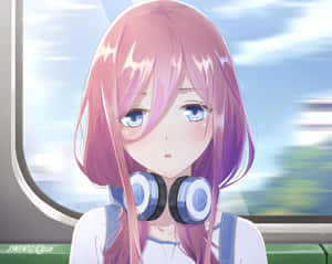 粉紅色頭髮、戴著耳機的動漫女孩看著火車窗外。