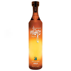 一瓶帶有日落漸變標籤的Leyenda del Milagro Añejo龍舌蘭酒。