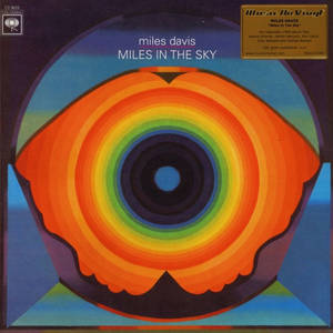 為 Miles Davis 專輯設計的藍色背景上帶有彩虹環的迷幻眼睛藝術。