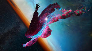 一個人類身影在太空中墜落，宇宙星雲形成他們的身體。