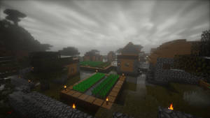 Minecraft村莊，石頭和木頭建築在霧濛濛的灰色天空下，火把閃爍發光。