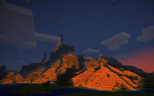在繁星點點的夜空下，伴隨著方塊狀的雲朵，散發出熔岩光芒的 Minecraft 山脈。