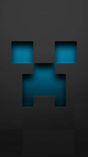 Minecraft 中發光的藍色像素化爬行者面孔，背景為深灰色。