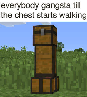 在草地上垂直堆疊的Minecraft儲物箱，背景是藍天