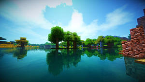 像素化的 Minecraft 樹木和湖泊，在明亮的藍天和雲朵下。
