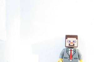 LEGO Minecraft角色穿著西裝打紅色領帶站在白色牆壁前