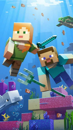 兩個Minecraft角色在水下靠近珊瑚和魚群手持劍和三叉戟。