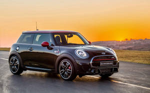 日落時分路上的黑色MINI John Cooper Works汽車