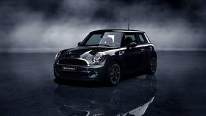 黑色MINI Cooper S汽車在濕滑反光的地板上，背景陰暗有霧。