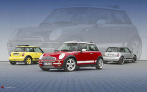 三輛紅色、黃色和銀色的Mini Cooper汽車在瓷磚工作室地板上。
