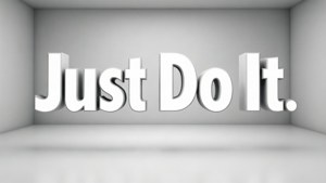 在灰色極簡房間中顯示Just Do It的白色3D文字