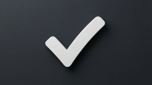 深灰色表面上的白色剔號表示完成或批准。