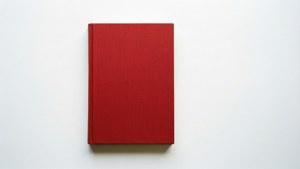紅色精裝書直立於白色背景上