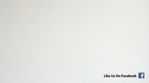 白色紋理牆壁，右下角有細小黑色文字和Facebook標誌