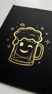 金色微笑啤酒杯，黑色背景上帶星星