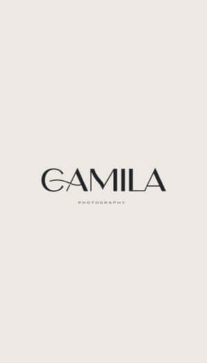 米色背景上黑色文字的 Gamila Photography 標誌 — 極簡美學 壁紙
