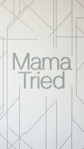 帶有幾何灰色線條和以簡潔無襯線字體顯示的文字 Mama Tried 的牆紙。
