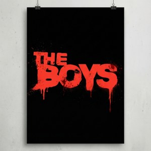 一張黑色海報，上面有紅色滴落文字寫著「THE BOYS」，夾在白色牆上。