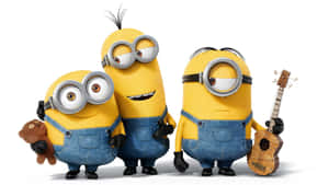 三個Minions拿著泰迪熊和尤克里里琴，表情開心。
